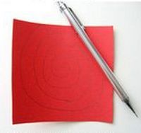 На листе цветной бумаги рисуем спираль