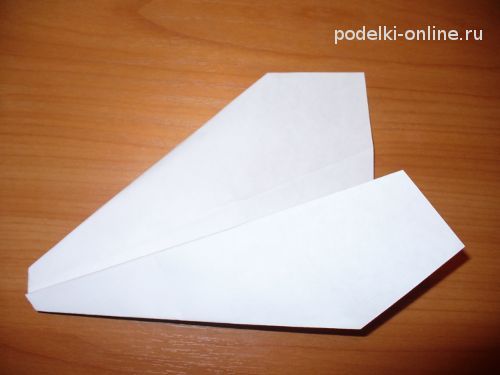 Отгибаем крылья у бумажного самолетика