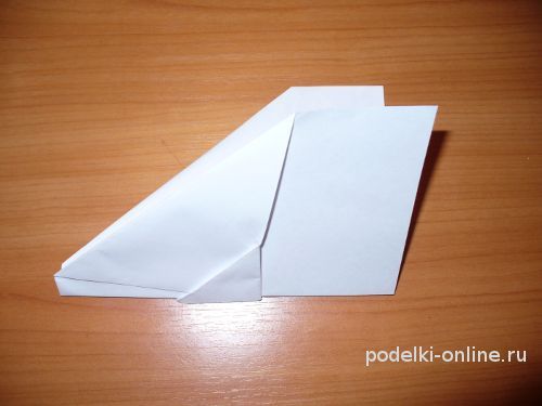 Сложенная пополам заготовка бумажного самолетика