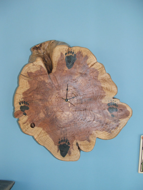 Самоделка - деревянные часы с лапками на циферблате