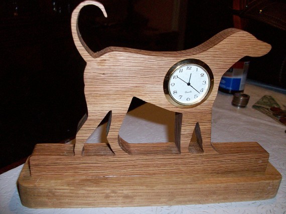 Настольные деревянные часы в виде собачки